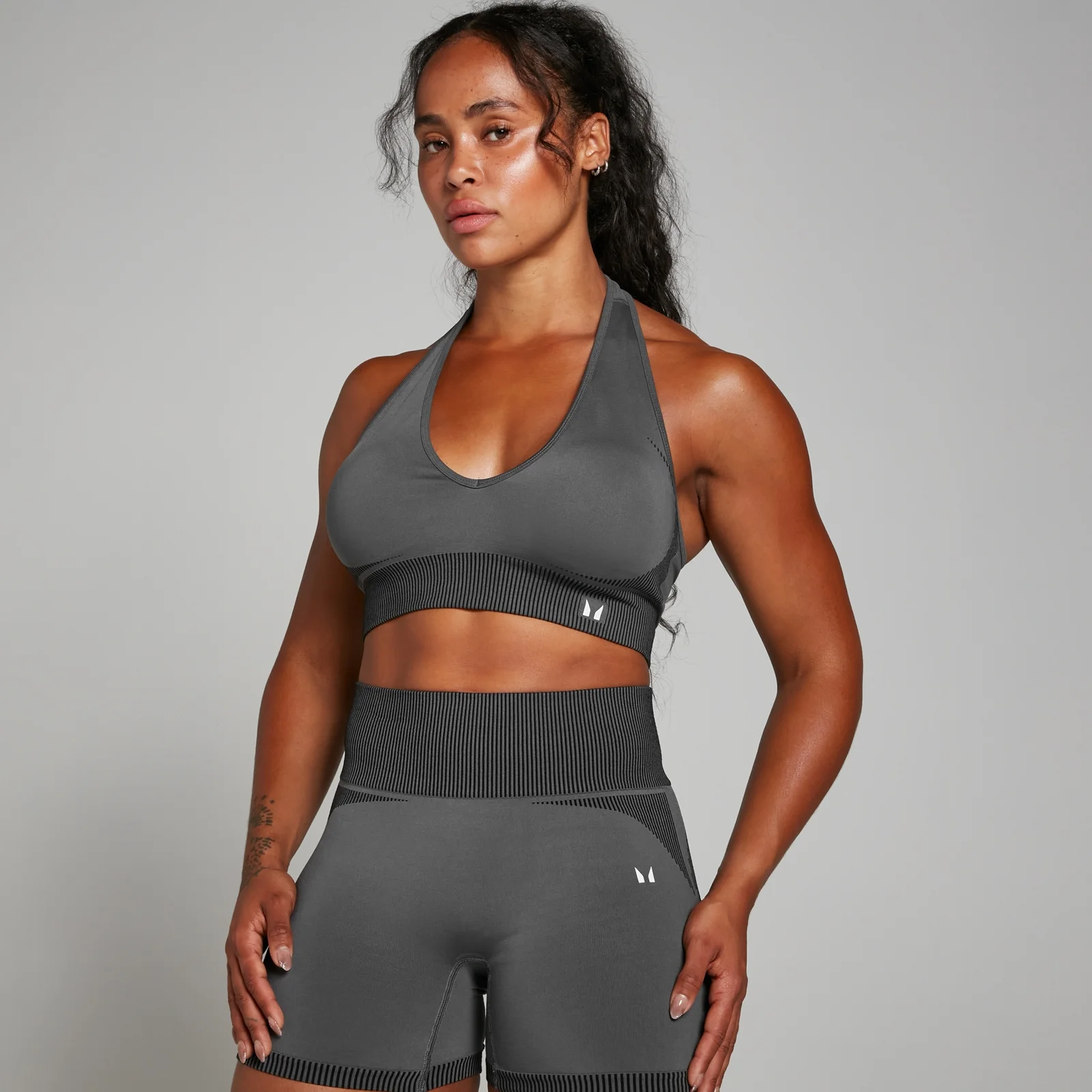 Brassière de sport sans coutures MP Two Toned pour femmes – Noir - XS Image 1