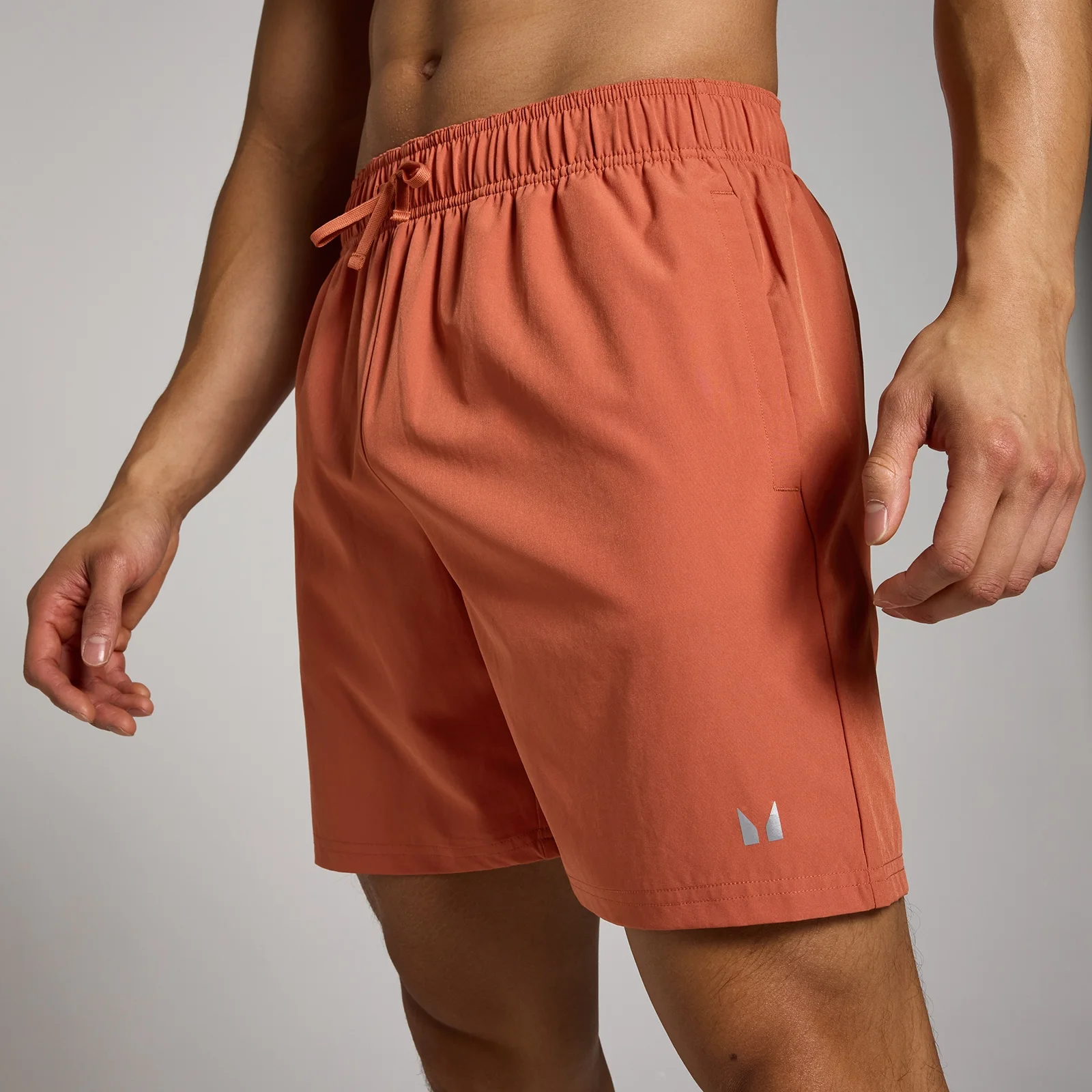 Short d’entraînement en matière tissée MP pour hommes – Brique - S Image 4